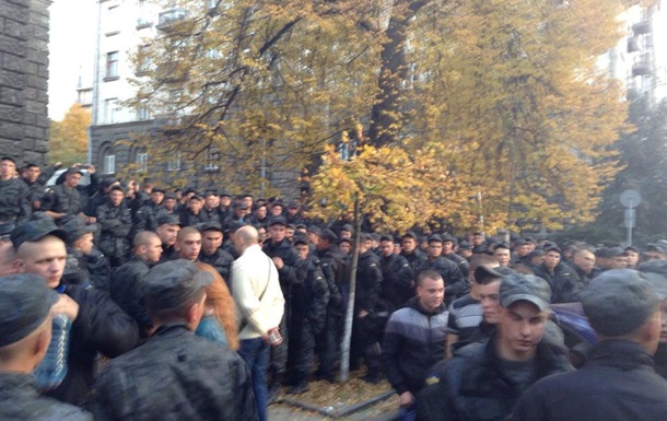 Митингующие гвардейцы отказываются возвращаться в казарму