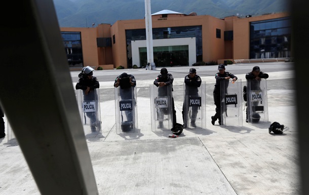 В Мексике арестованы мэр и две дюжины продажных полицейских