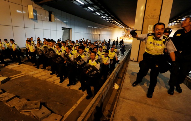 Протести в Гонконзі: поліція побила закутого в наручники демонстранта 
