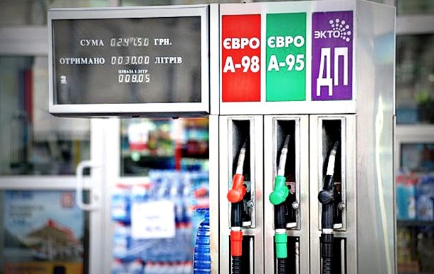 Яценюк просит АМКУ помочь снизить цены на бензин