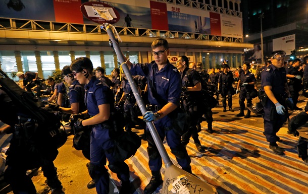 Полиция Гонконга разбирает новые баррикады в центре