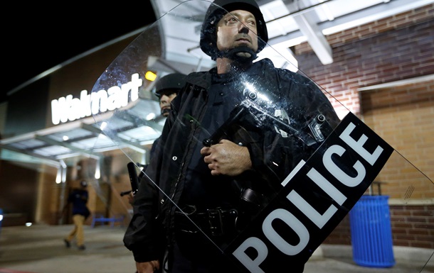 Новые протесты в Фергюсоне: полицейский рассказал, почему убил темнокожего 