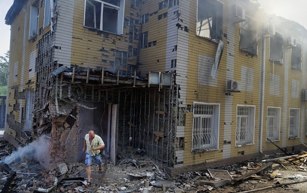 В результате обстрелов в Донецке разрушены два дома 