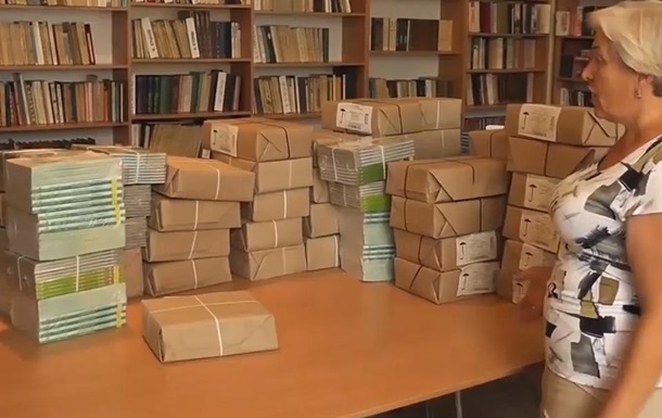 В Донецк привезли три тонны школьных учебников из России 