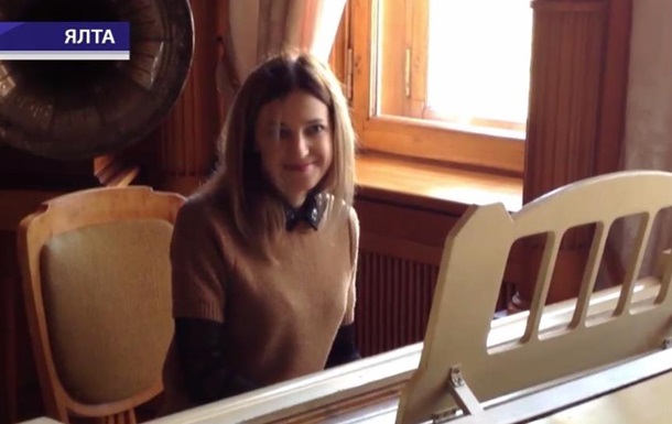  Прокурор-няша  Поклонська зіграла на роялі в Лівадійському палаці 