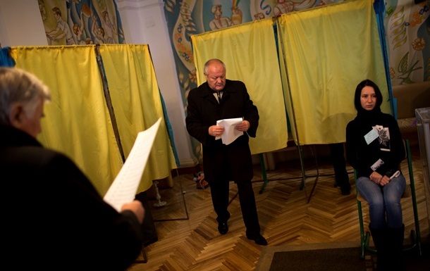 Явка избирателей на выборах в Раду к полудню составила 17%