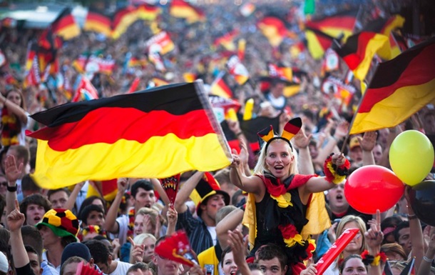Немецкие футбольные фанаты выступили против исламистов