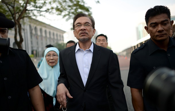 Лидер оппозиции Малайзии оспаривает обвинения в содомии