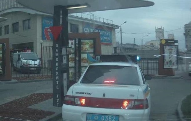 В Харькове машина ГАИ заехала на McDonald s с включенной мигалкой