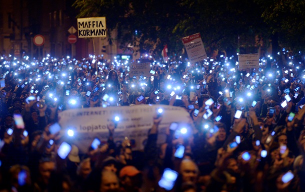 Массовые протесты вынудили власти Венгрии отказаться от налога на интернет