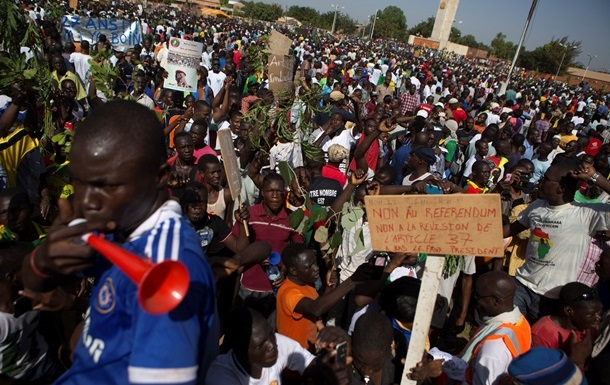 БлицМайдан по-африкански: президент Буркина-Фасо ушел в отставку