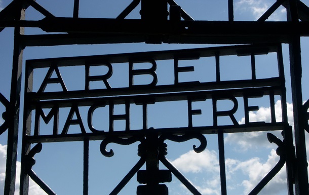 В Баварии из бывшего концлагеря украли дверь с надписью  Труд освобождает 