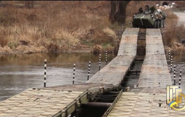 Военные АТО построили мост через Северский Донец 