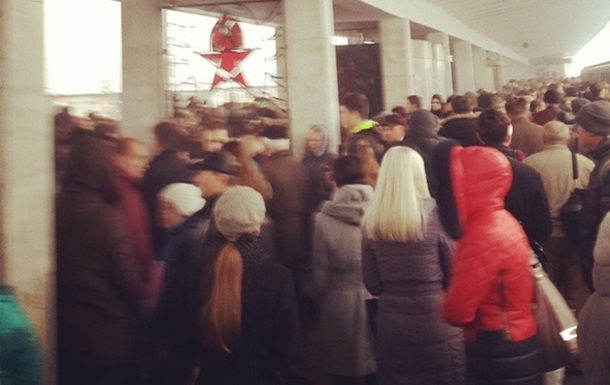 Утром в Киеве была парализована работа  красной  ветки метро