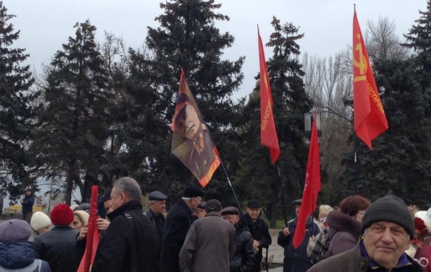 В Запорожье митингуют возле памятника Ленину 
