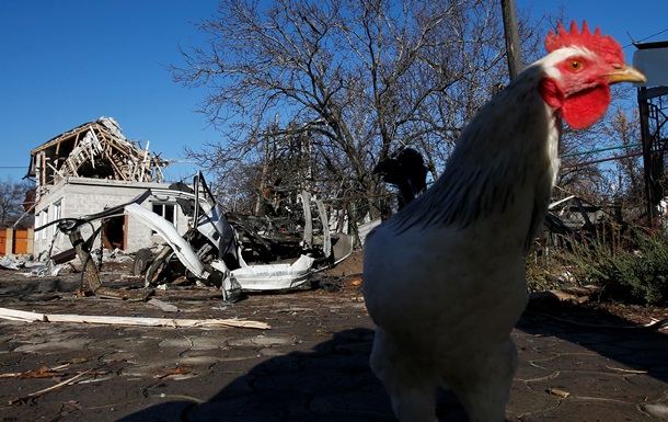 Фото из Донецка: обстрелянный стадион и разрушенные дома