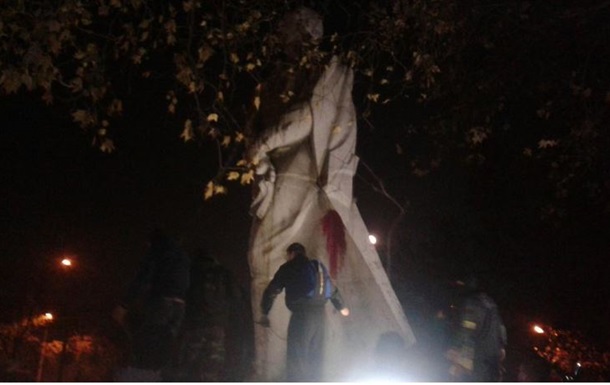 В Запорожье пытаются свалить памятник Дзержинскому