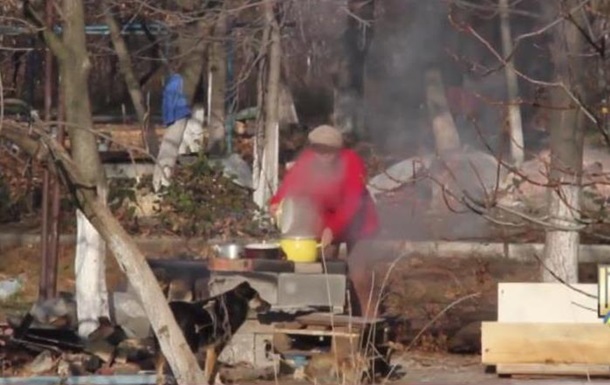 Жизнь возле передовой: люди готовят еду на кострах