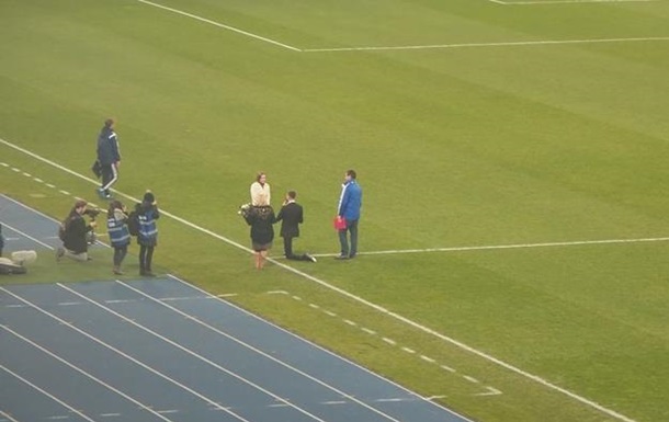 Сотрудник КГГА сделал предложение девушке во время футбольного матча