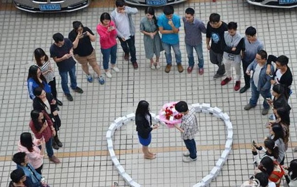 Китаец сделал предложение девушке с помощью 99 смартфонов Apple 
