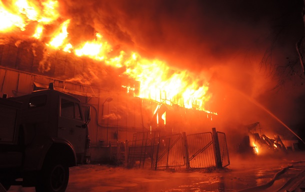 В Киеве почти пять часов тушат пожар на Шулявке