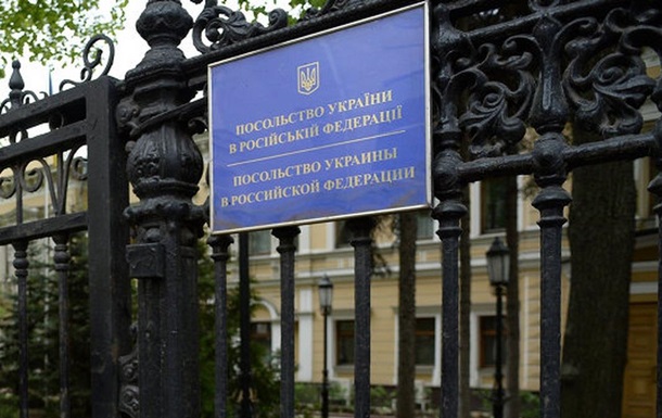 Дівчина намагалася повіситися на огорожі українського посольства в Москві