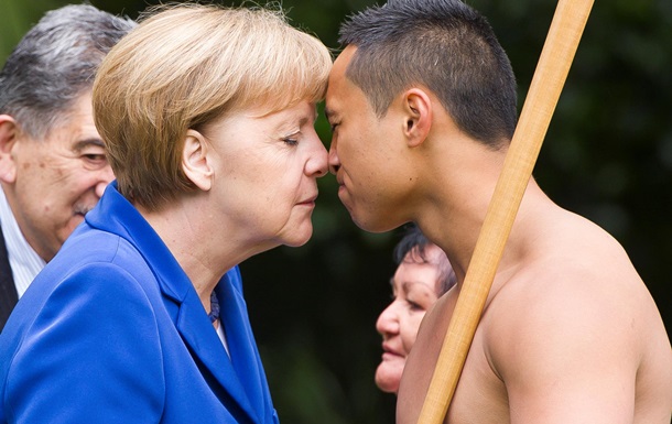 Фото Меркель с птицей Киви и полуголым аборигеном облетели интернет