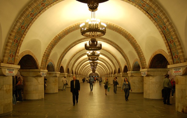 У Києві на метро Золоті ворота шукають вибухівку