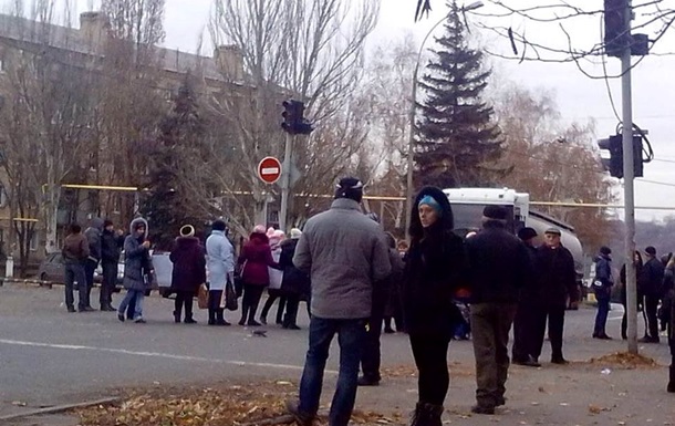 В Торезе женщины перекрыли дорогу, требуя от ДНР  детских денег  - соцсети