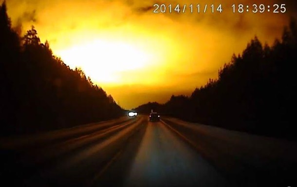 У мережі з явилося відео величезного спалаху в небі над Росією
