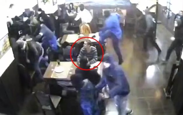 Бійка в ресторані Росії не злякала відвідувача: відео підірвало You Tube