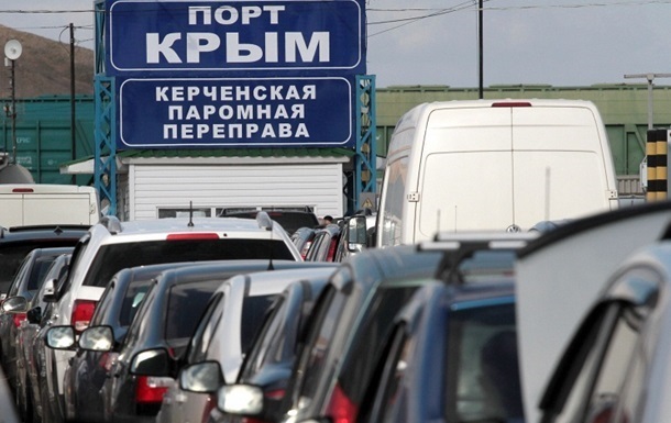 На Керченській переправі через шторм скупчилося більше тисячі машин