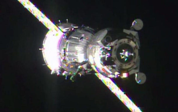 Корабель Союз з новим екіпажем успішно пристикувався до МКС