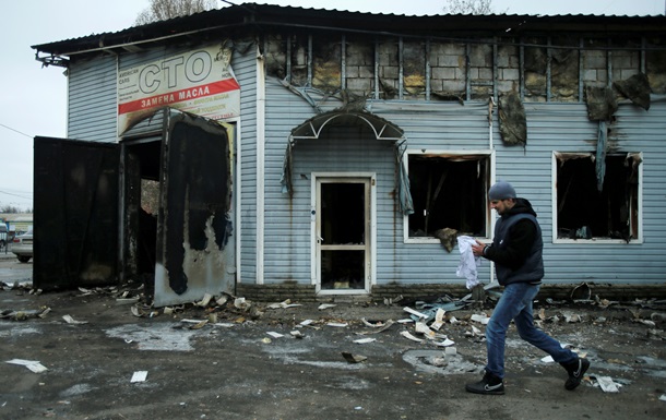 Донецьк зараз: спалена СТО, обстріляні будинок, церква, школа