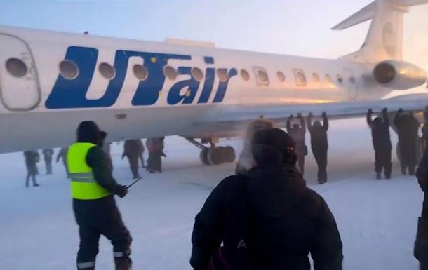 В России пассажирам пришлось толкать самолет, чтобы вылететь из аэропорта
