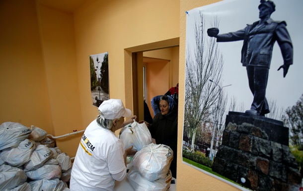 Пенсионеры и инвалиды Донецка получают продуктовые наборы от Ахметова на дом