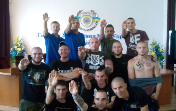 В Сети появилось фото людей с  зигой  в здании киевской милиции