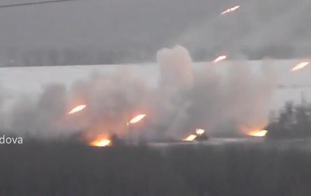Жители сняли на видео, как сепаратисты стреляют из  Градов  под Донецком