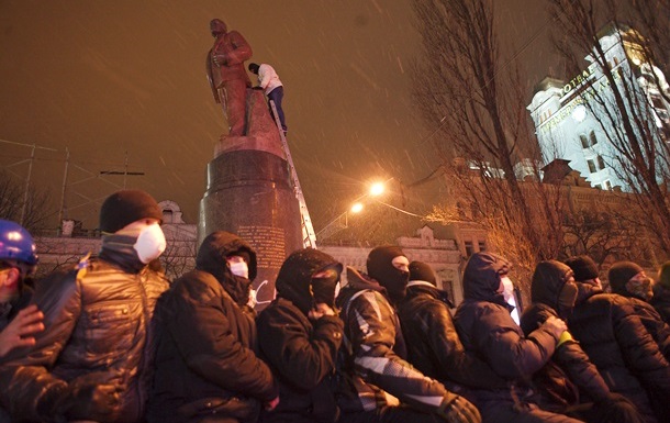 В Украине за год снесли более пятисот памятников Ленину