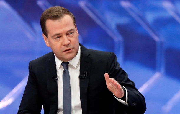  В одной лодке с народом . Медведев призвал россиян набраться терпения