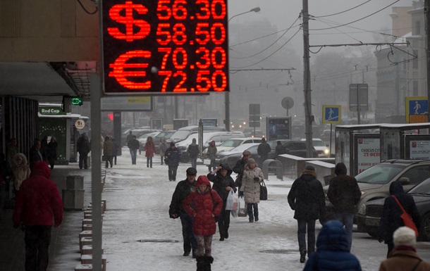 Россиян могут заставить продавать половину валютной выручки