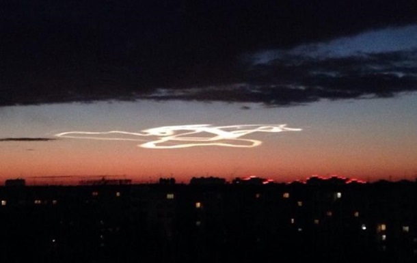 Очевидці зняли на відео дивні фігури в небі над Алтайським краєм у Росії