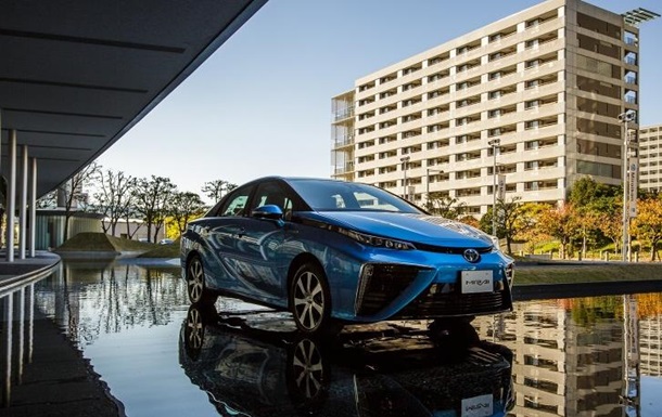 Toyota начала продажи первого в мире водородомобиля 