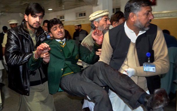 Талибы атаковали школу в Пакистане: погибли более 100 человек
