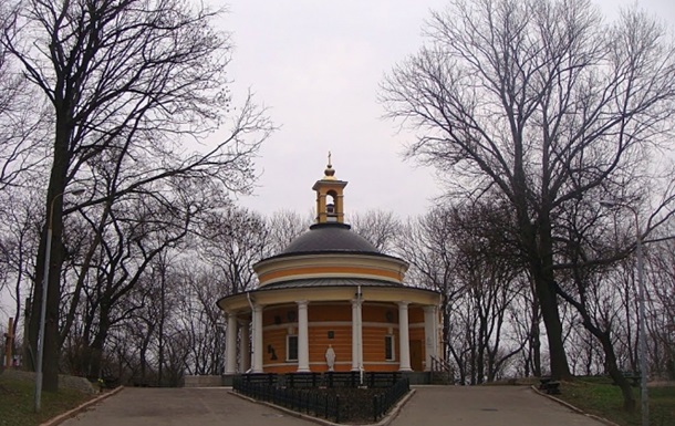 В Киеве храм на Аскольдовой могиле забросали  коктейлями Молотова 