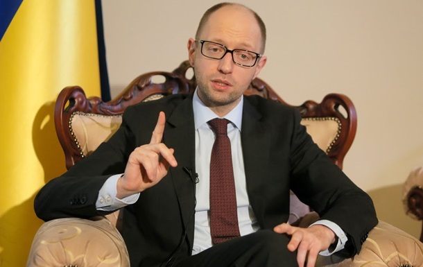 Яценюк обіцяє не урізати виплати українцям