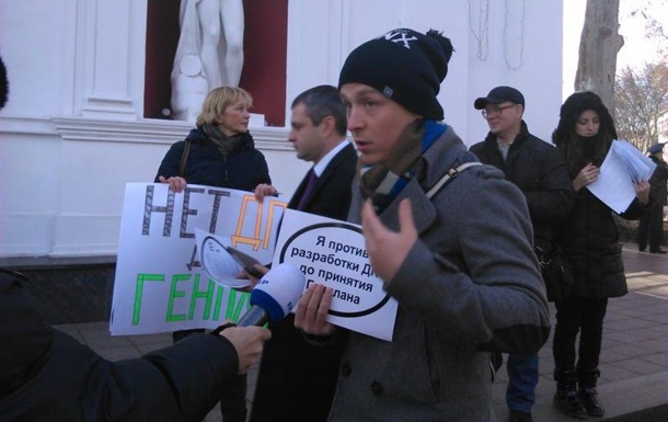 На митинге в Одессе активисты бросались на депутатов