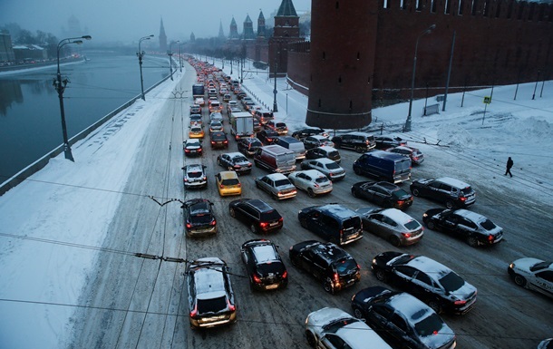 Москва второй день стоит в пробках из-за снегопада