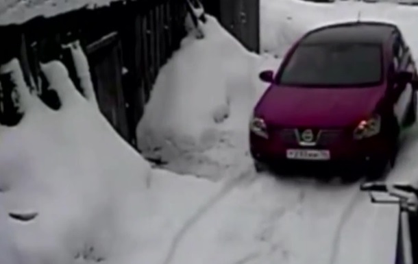 У Росії жінка переїхала сусідку через подряпину на машині