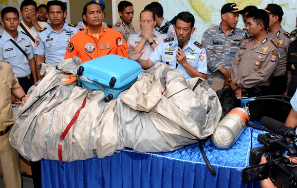 Обнаружены еще три тела с самолета AirAsia